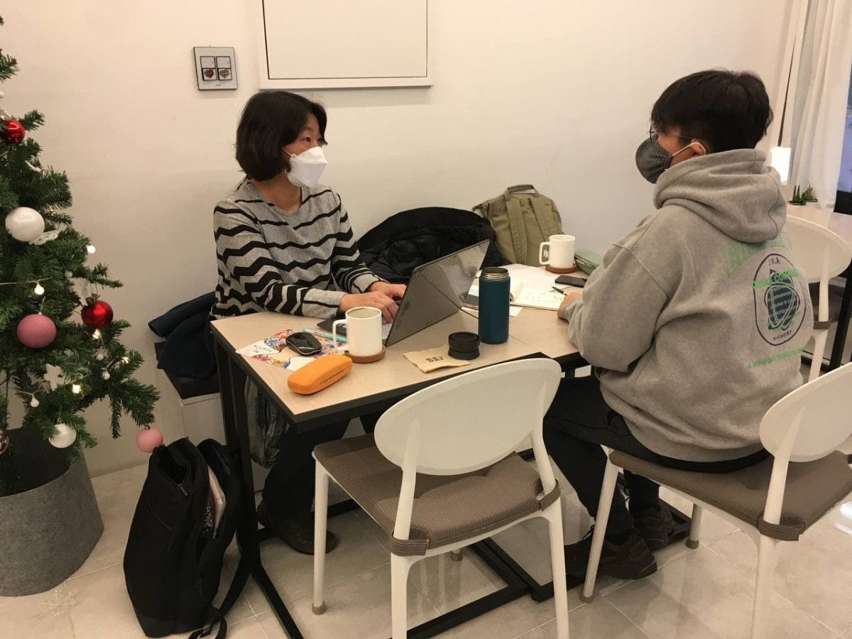 컨설팅 중인 필름고모리 모습