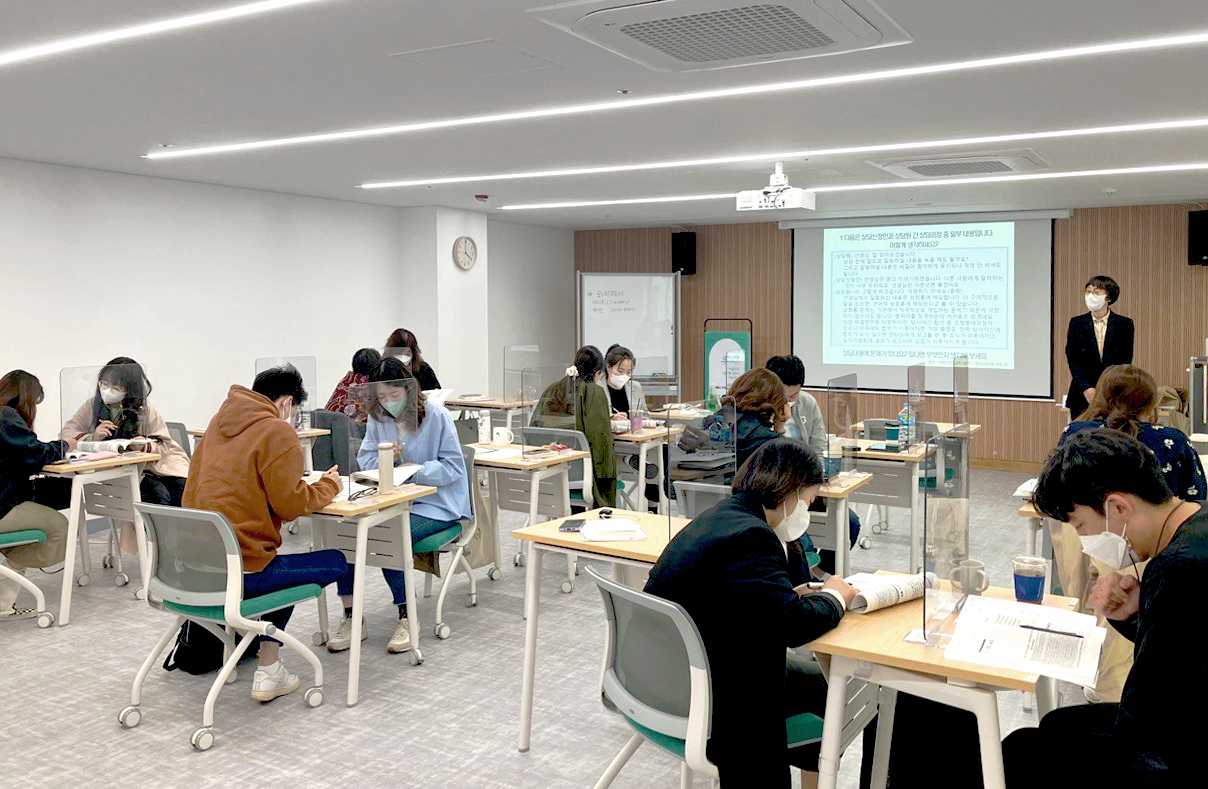 서울시 민간위탁기관의 고충상담원 14명이 조별로 토의하는 모습