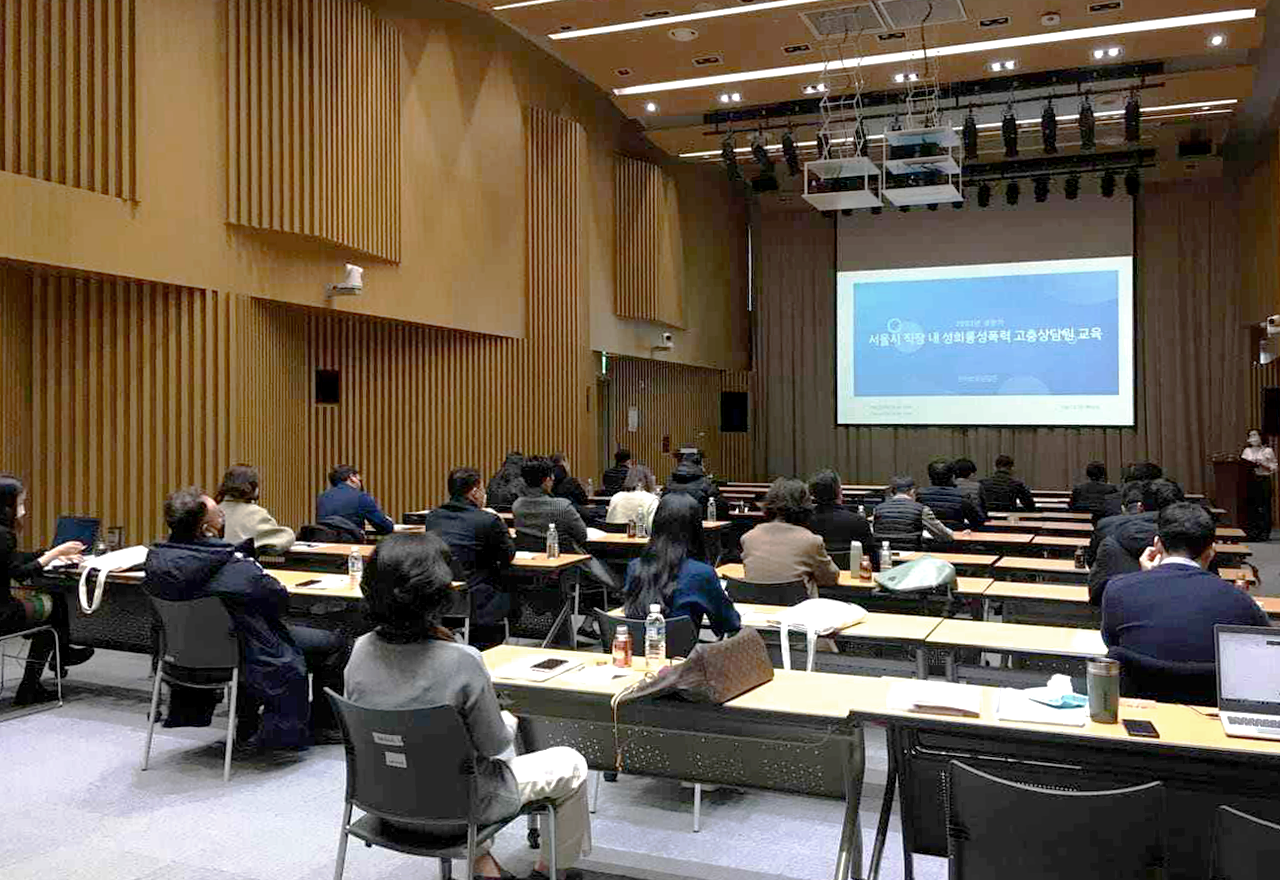 서울시 본청 3층 대회의실에서 고충상담원 신규지정자 60명이 강의를 듣는 모습