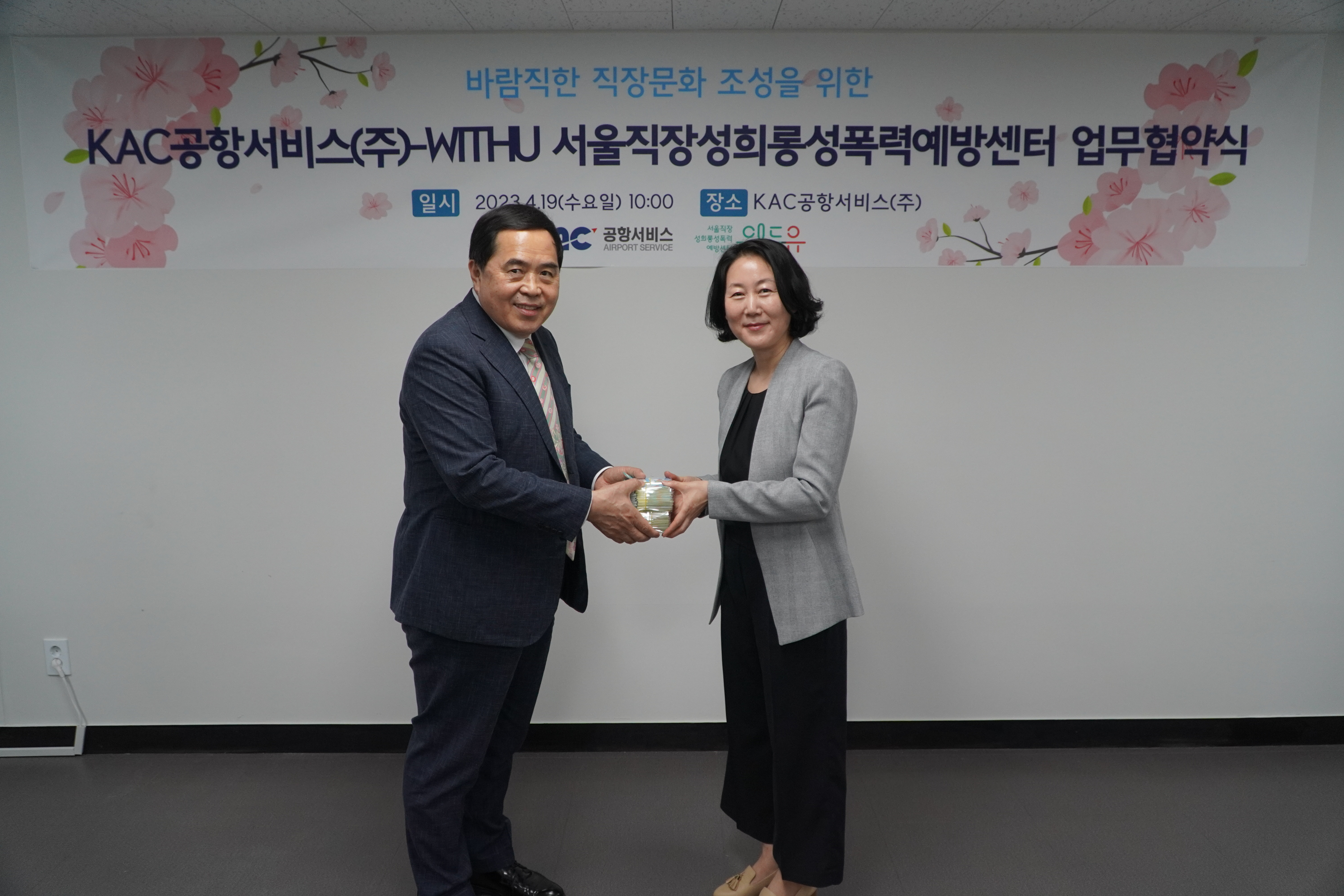 웹툰북을 제공하는 사진